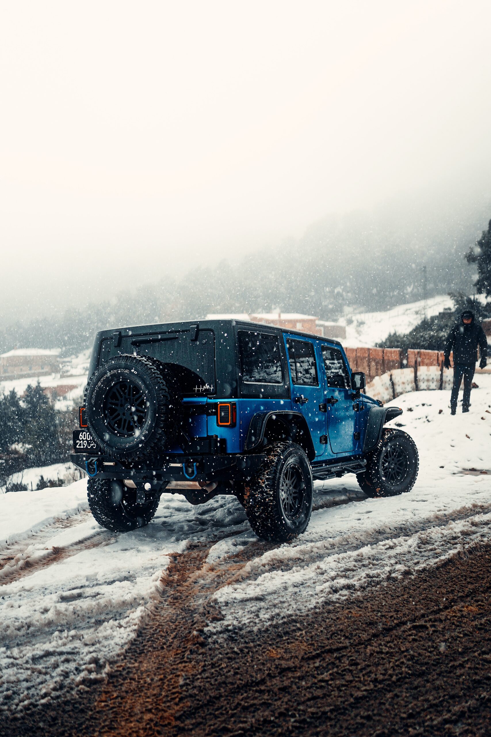 Bilden visar en bil som kör offroad. Extraljuspaket är en populärt sätt att skaffa extraljus till fordon för körning i skymning och i mörker.