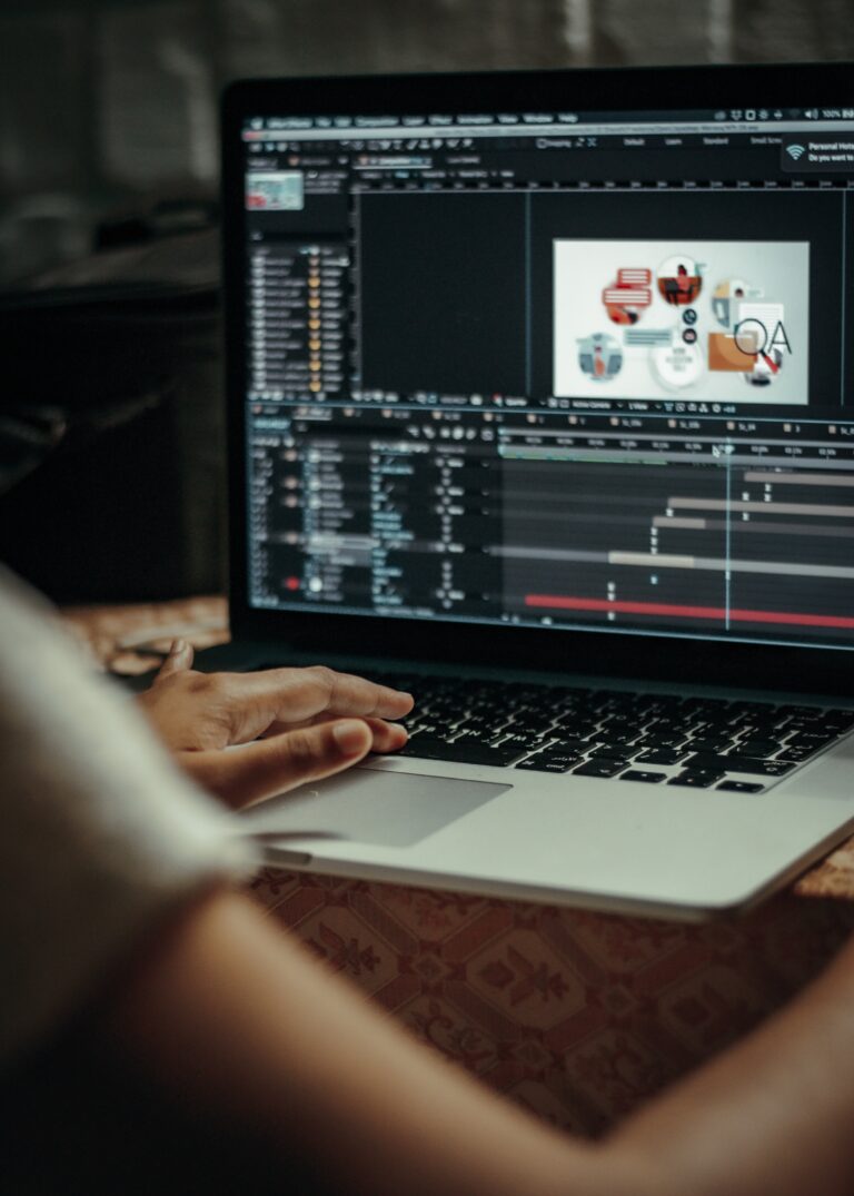 Bilden visar en person som skapar en animerad reklamfilm. Animerade reklamfilmer är ett effektivt sätt att skapa nytt och ett bredare innehåll. En digital marknadsföringsbyrå hjälper dig med både med videoproduktionen eller filmproduktionen.