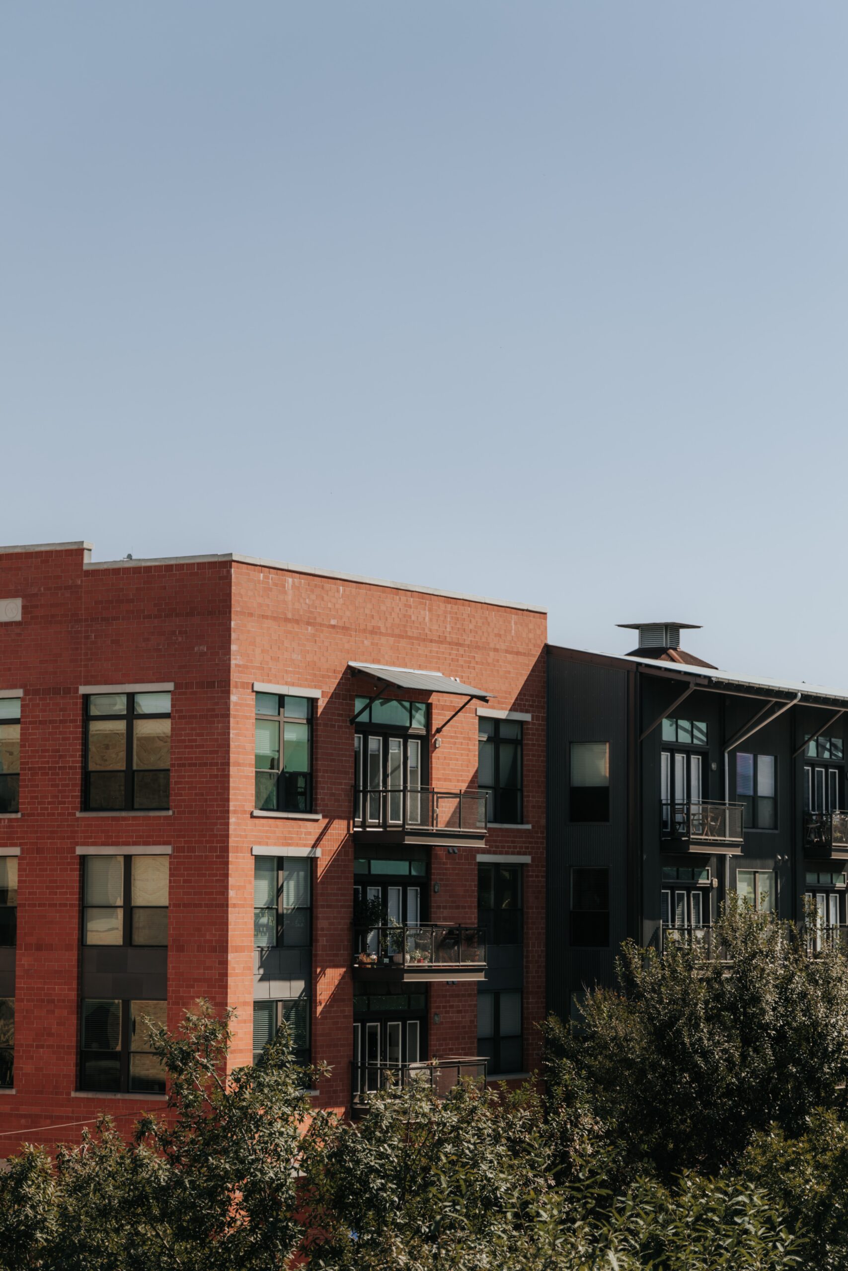 Bilden visar lägenheter i en bostadsrättsförening. Med en energideklaration bostadsrättsförening får ni kolla på underhållskostnaderna enkelt.